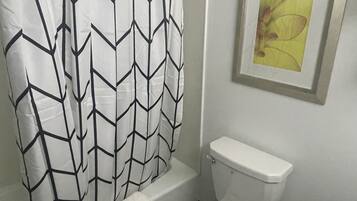 Combined shower/tub, free toiletries, hair dryer, towels