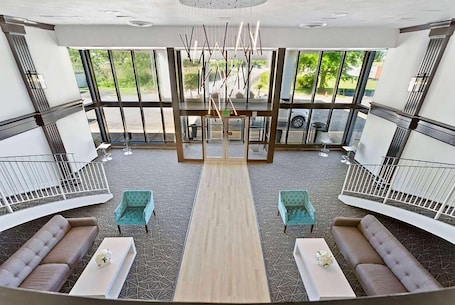 Lobby. Days Inn by Wyndham Erie