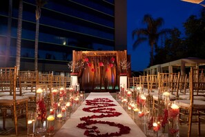 Utendørsbasseng og solsenger