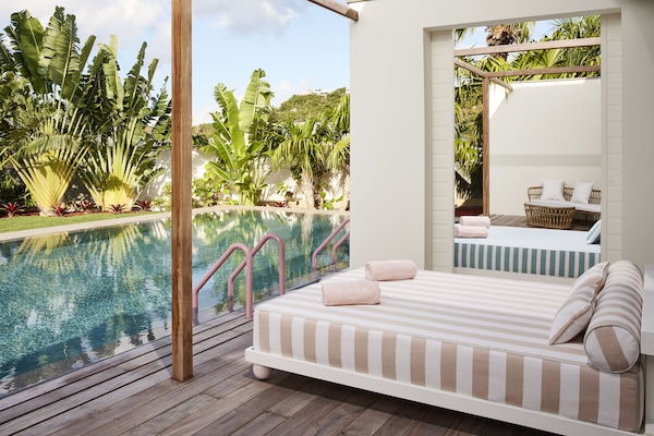 Suite (Pool) | Peralatan tempat tidur premium, peti besi dalam bilik, meja