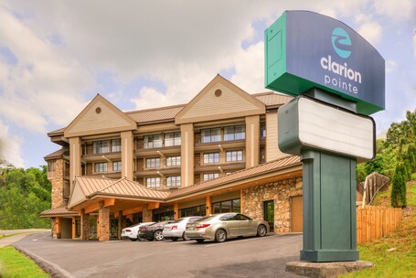 Clarion Pointe Downtown Gatlinburg - Image 10