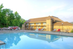 Seasonal outdoor pool, open 9:30 AM to 10:00 PM, pool umbrellas