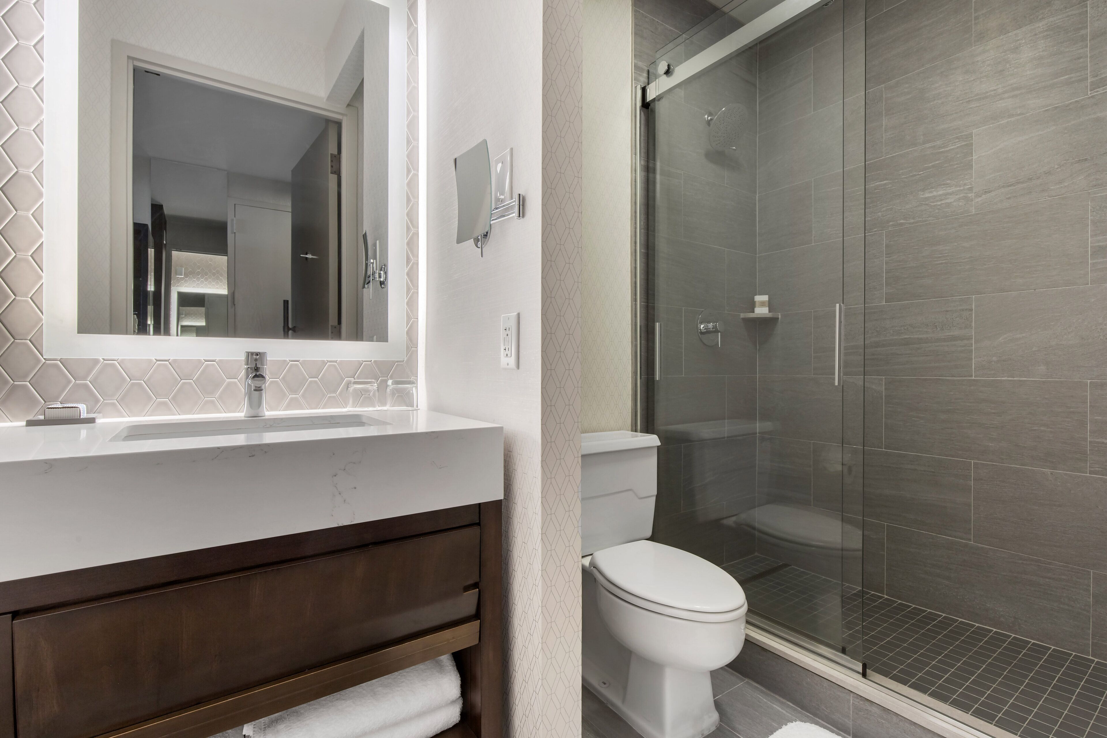 Miljøvennlige toalettsaker, hårføner, badekåper og tøfler