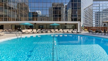 Piscine extérieure, chaises longues