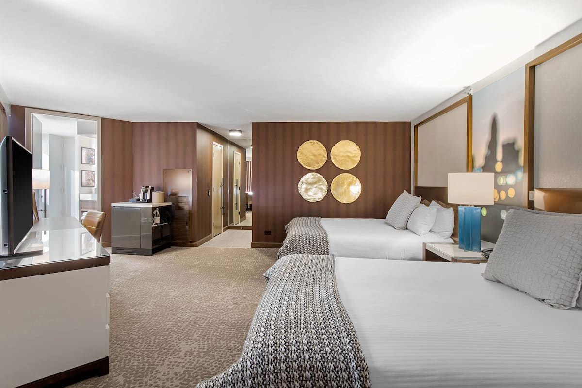 Ropa de cama de alta calidad, colchones con pillow-top y minibar