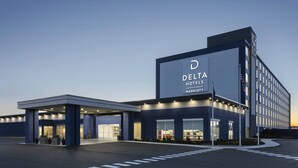 A Delta Hotels Marriott building with a large sign, a covered entrance, and a parking lot. - Delta Hotels by Marriott Indianapolis Airport (Indianapolis)