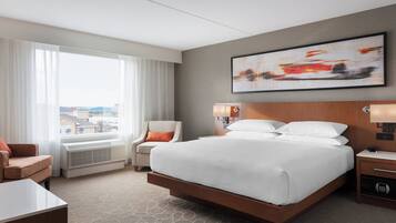 Una scrivania, postazione laptop, tende oscuranti, ferro/asse da stiro