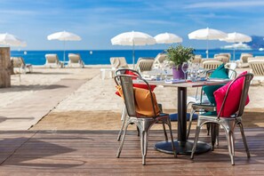 شاطئ خاص قريب، كراسي للتشمس، مظلات الشاطئ، مناشف للشاطئ