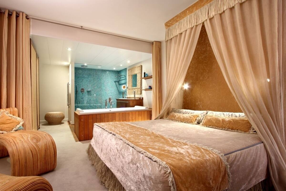 Executive Suite, 1 Double Bed | Minibar, iron/ironing board, free WiFi