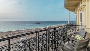 A balcony with a view of the sea, a pier, and a parking area. - The Grand Brighton (Brighton)