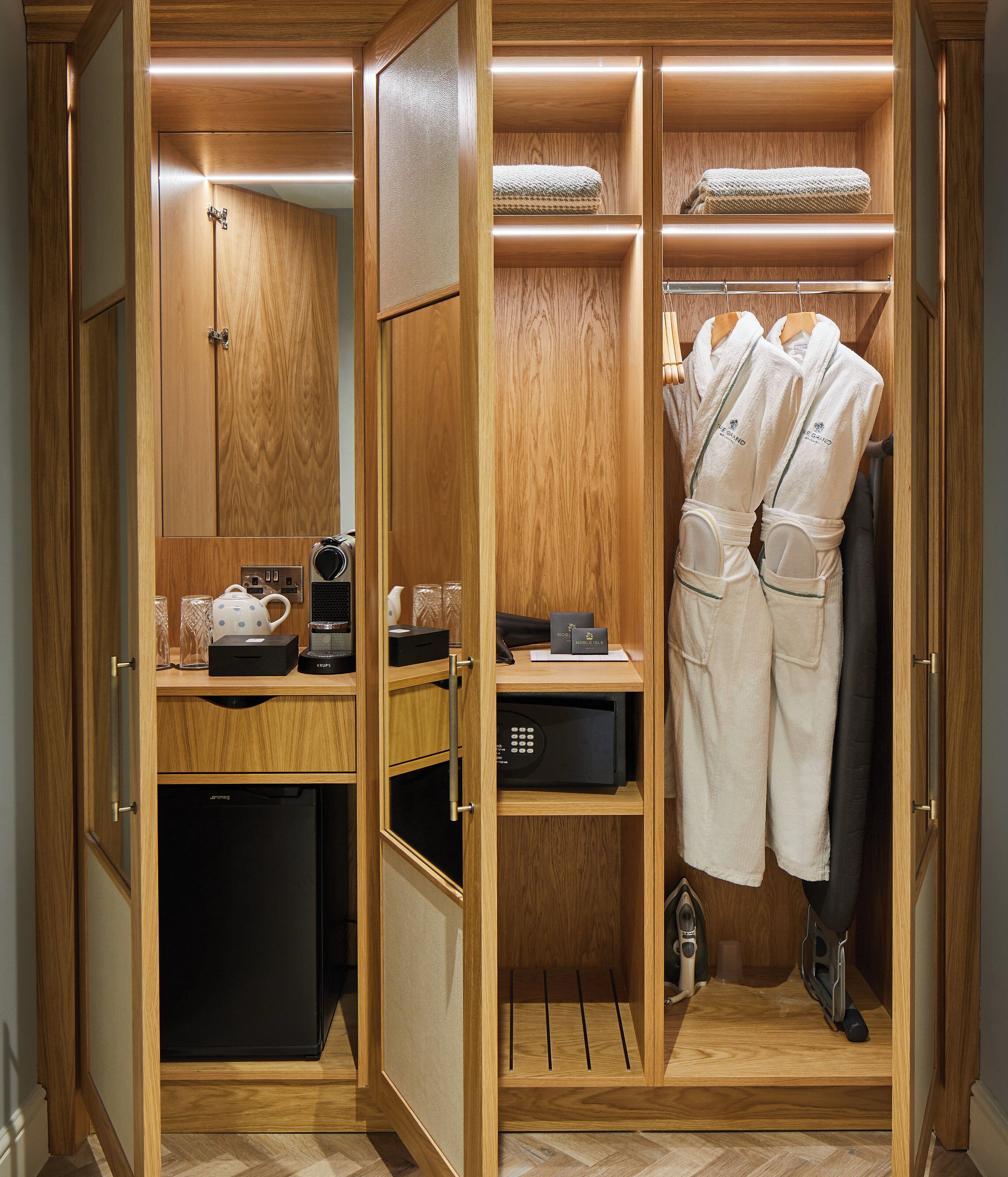 premium bedding, in-room safe, desk, laptop workspace