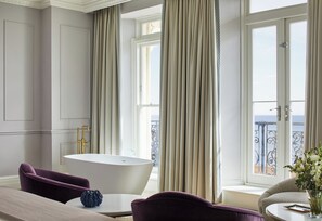 고급 침구, 객실 내 금고, 책상, 노트북 작업 공간