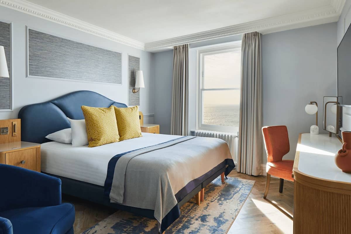 Habitación superior, vista al mar | Ropa de cama de alta calidad y caja de seguridad en la habitación
