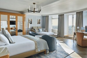 Familie studio suite, Meerdere bedden (Inland) | Luxe beddengoed, een kluis op de kamer, een bureau, een laptopwerkplek
