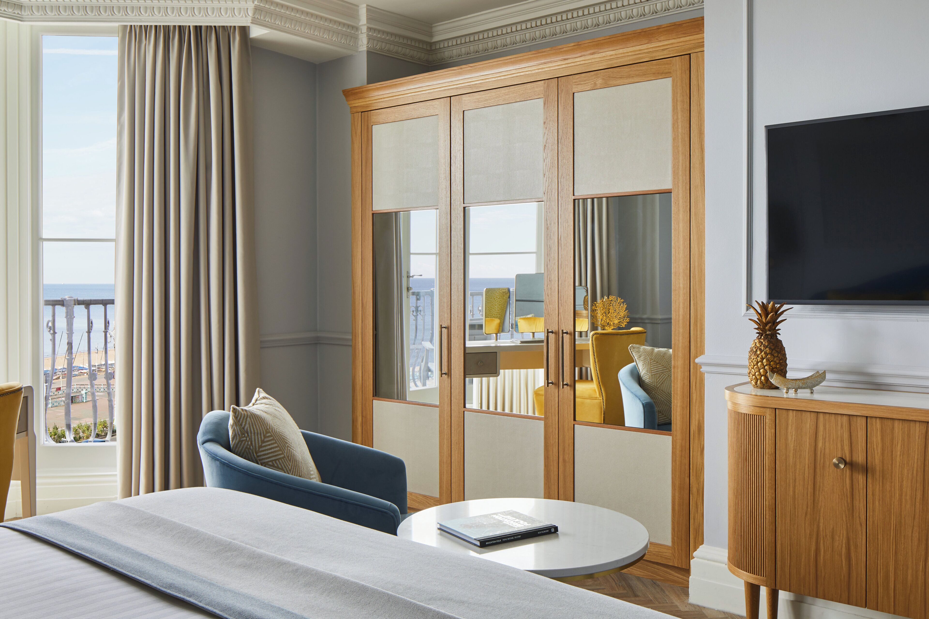 Feature King Room with View | Ropa de cama de alta calidad, caja fuerte, escritorio
