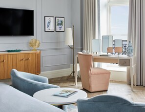 고급 침구, 객실 내 금고, 책상, 노트북 작업 공간