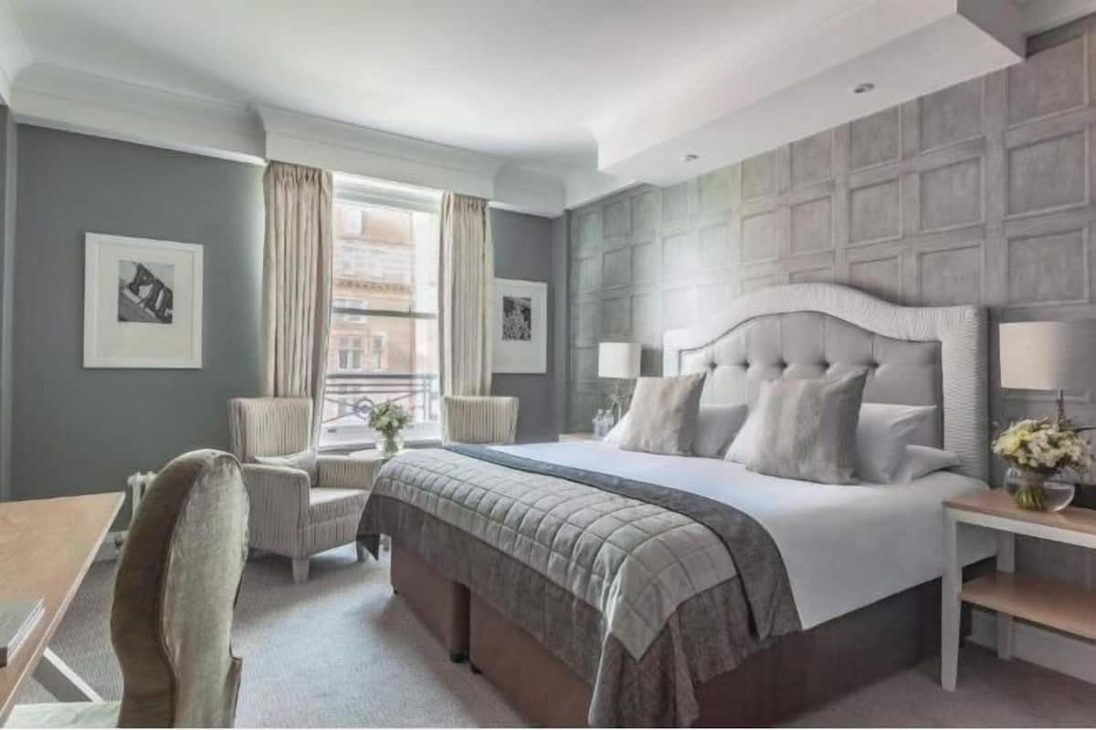 Ropa de cama de alta calidad y caja de seguridad en la habitación