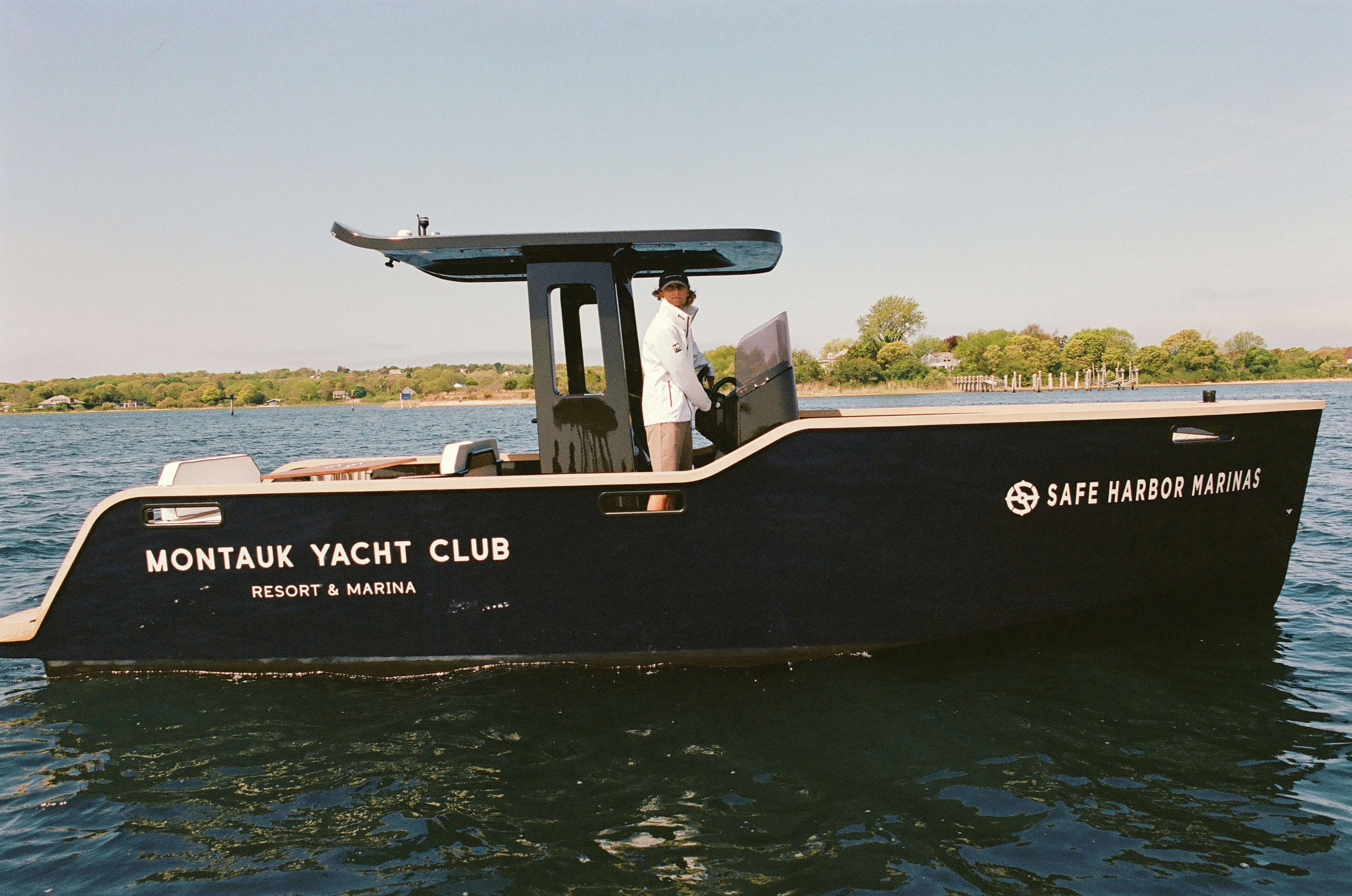 Un bateau arborant les logos « Montaouk Yacht Club » et « Safe Harbor Marinas », ce qui indique qu’il propose des services de marina.