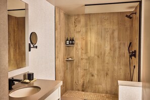Shower, free toiletries, hair dryer, bathrobes - Montauk Yacht Club (Montauk)
