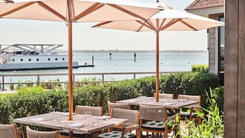 2 restaurants; breakfast, lunch and dinner served