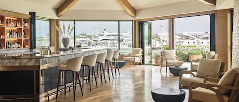 2 restaurants, serveren ontbijt