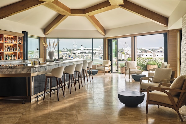 2 restoran, sarapan dihidangkan