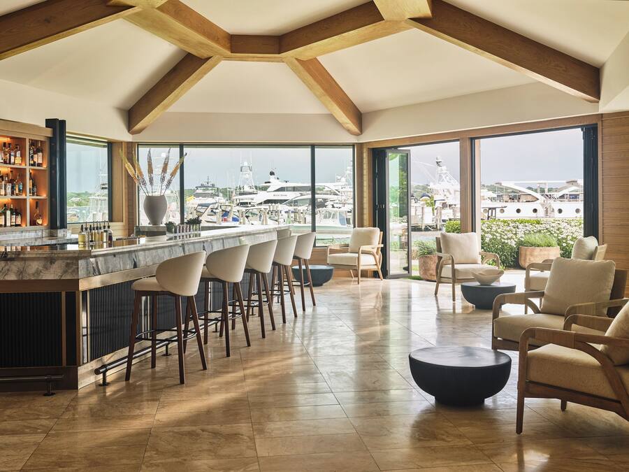 2 か所のレストラン、朝食に営業