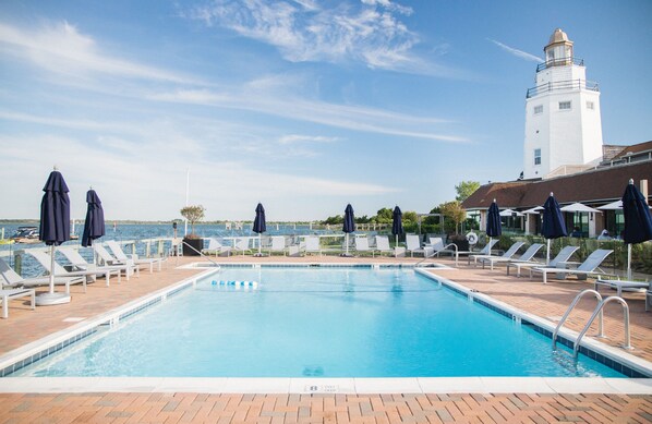 Indoor pool, 2 outdoor pools