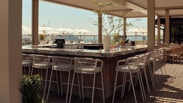 2 restaurants; breakfast, lunch and dinner served
