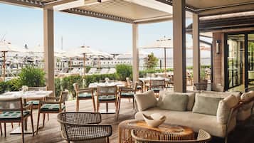 2 restaurantes, se sirve desayuno