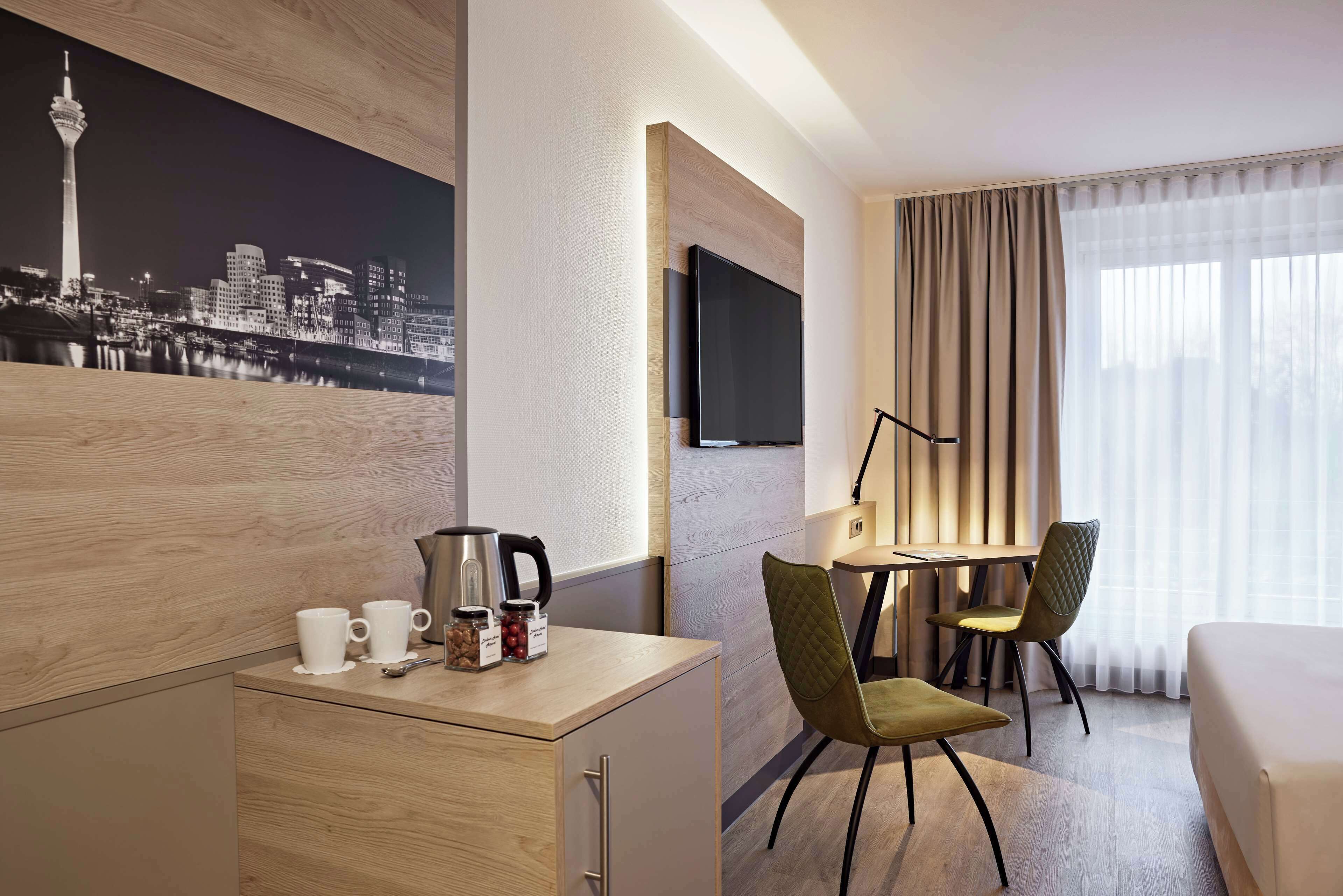 Deluxe Room, 1 Queen Bed | Hypo-allergenic bedding available, minibar, in-room safe, desk