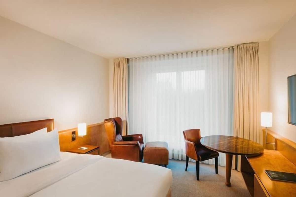 Allergikerbettwaren, Minibar, Zimmersafe, Schreibtisch