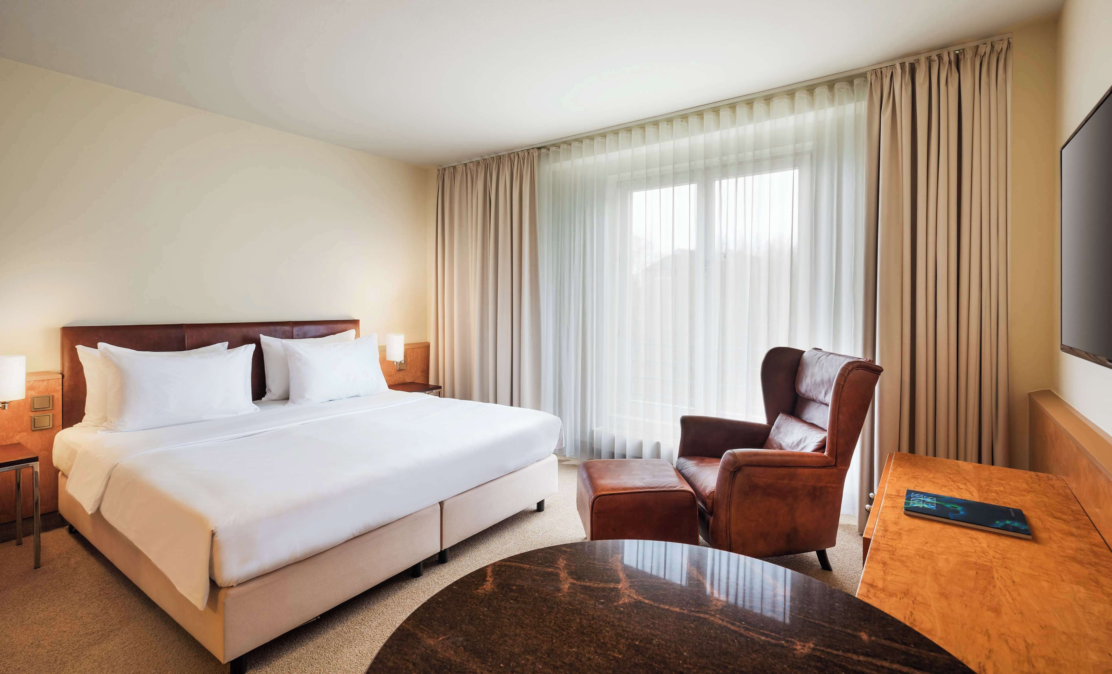 Deluxe Room, 1 Queen Bed | Hypo-allergenic bedding, minibar, in-room safe, desk
