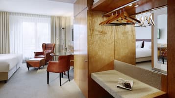 Hypo-allergenic bedding, minibar, in-room safe, desk