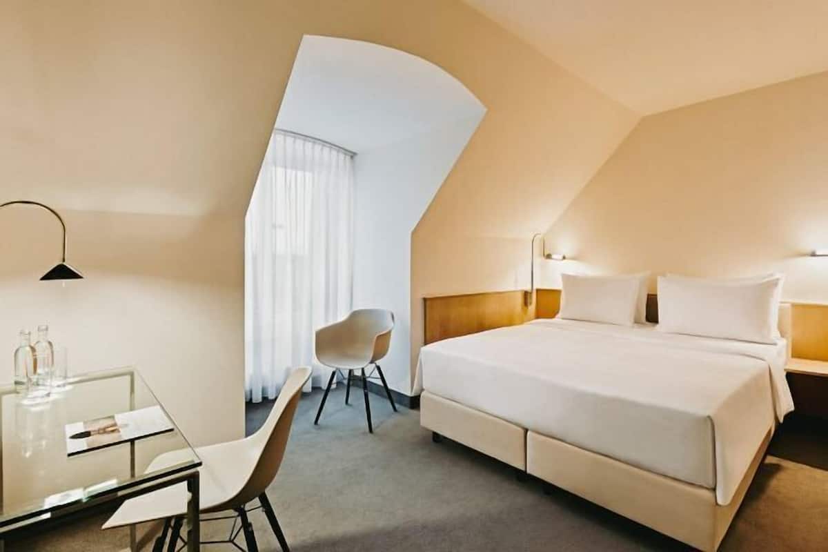 Allergikerbettwaren, Minibar, Zimmersafe, Schreibtisch