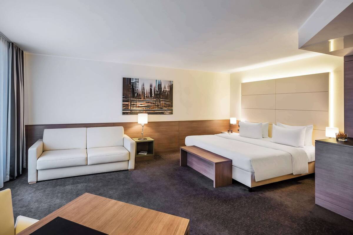 junior suite, 1 queen bed with sofa bed | hypo-allergenic bedding, minibar, in-room safe, desk