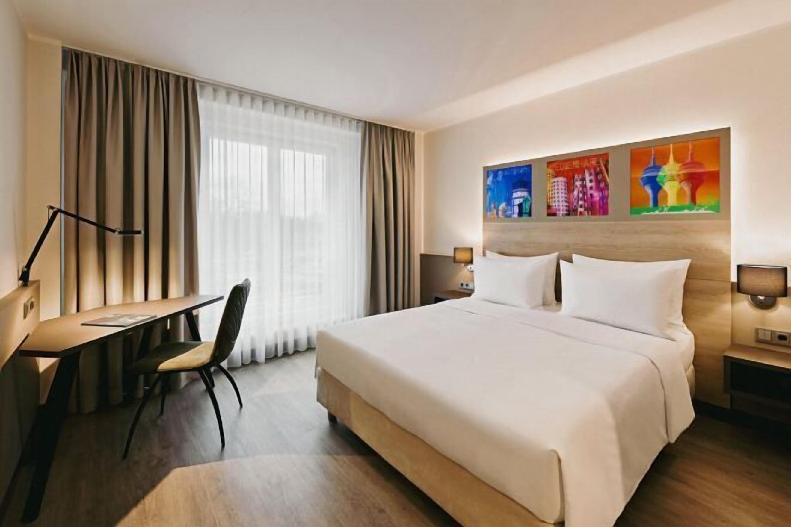 Allergikerbettwaren, Minibar, Zimmersafe, Schreibtisch