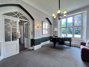 Lobby lounge