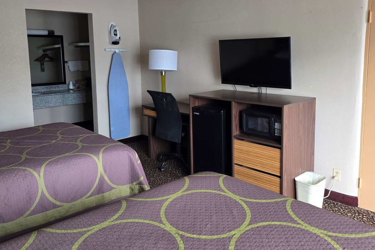 Double Room, Roll-in Shower, Smoking | Desk, iron/ironing board, WiFi (free), bed sheets
