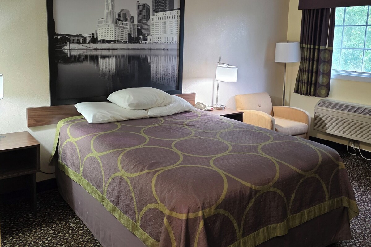 Standard Double Room, Non Smoking | Desk, iron/ironing board, WiFi (free), bed sheets