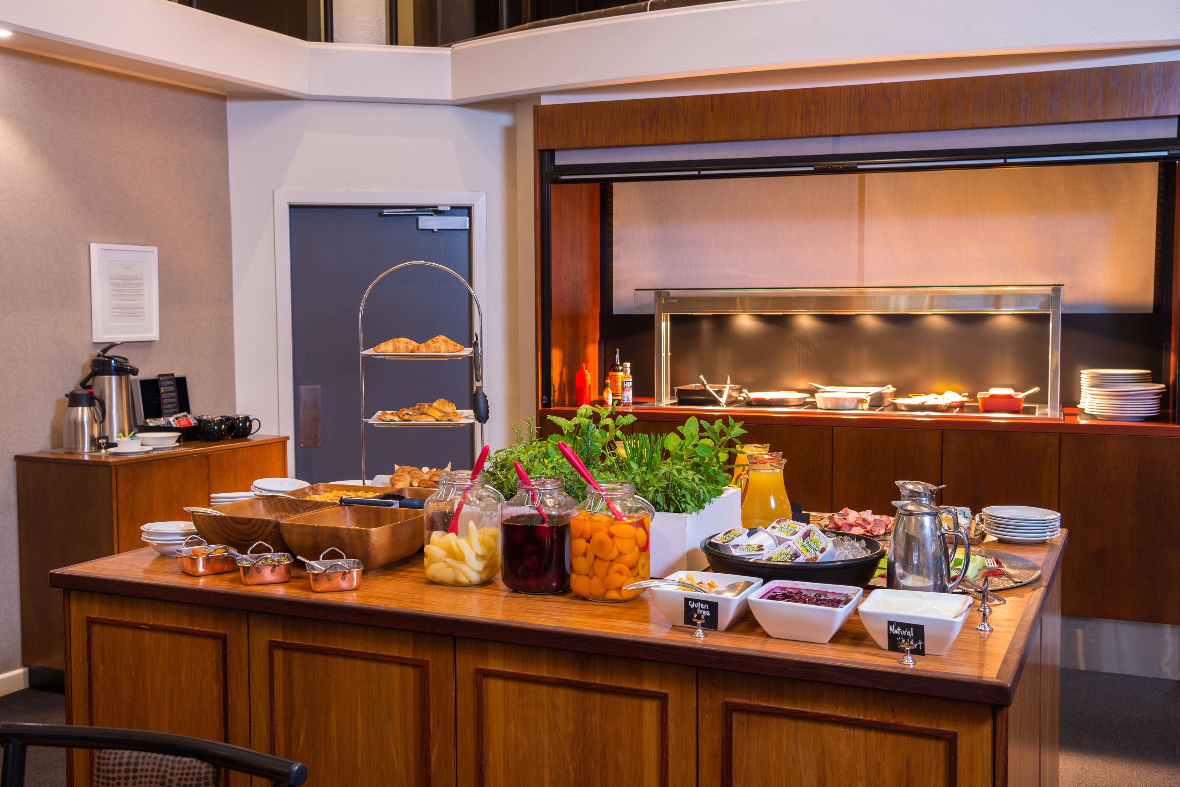 غرفة مزدوجة عادية - سرير كبير (Bed and Breakfast) | مكتب وستائر تعتيم ومكواة/لوح كي وواي فاي مجانًا