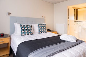 Suite | Desk, blackout drapes, iron/ironing board, free WiFi