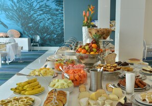 Morgenmadsbuffet hver dag (35 AOA pr. person)