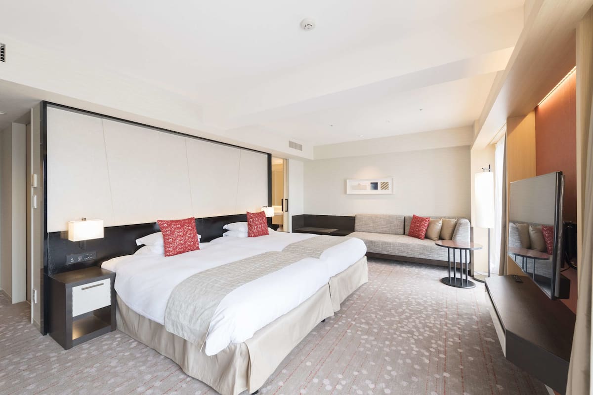Luxury Hollywood Twin Room, Non Smoking A 44.4m2 (Gym Access, Shuttle Bus from Kyoto St) | Hypo-allergenic bedding, down comforters, in-room safe, desk