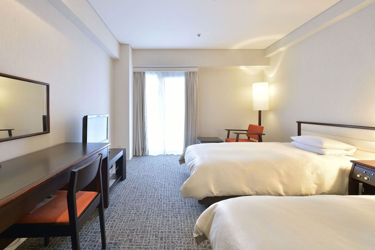 Hypo-allergenic bedding, down duvets, in-room safe, desk
