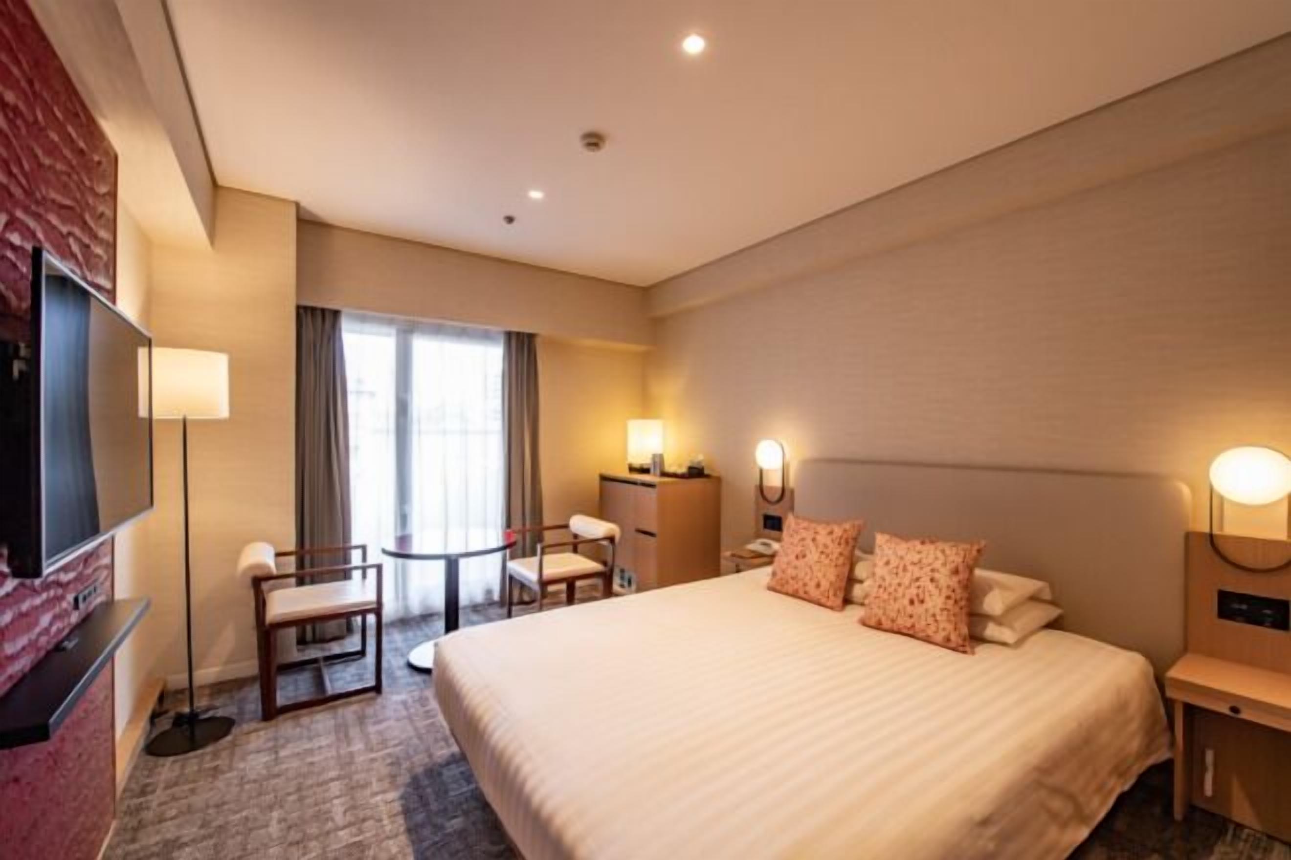 Hypo-allergenic bedding, down comforters, in-room safe, desk