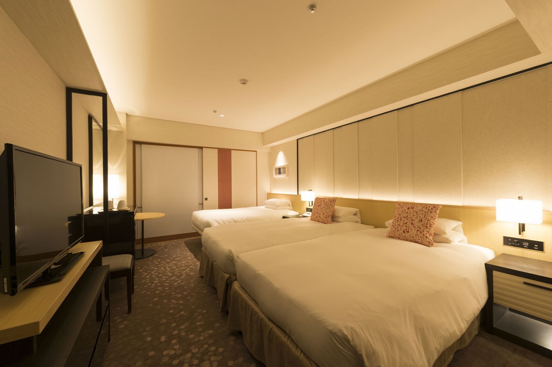 Hypo-allergenic bedding, down duvets, in-room safe, desk