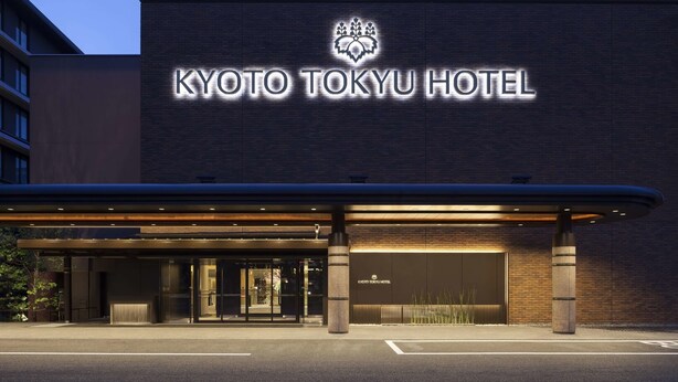 L'esterno dell'Hotel Kyoto Tokyo, con un cartello illuminato ben visibile, un ingresso coperto e una facciata in mattoni.
