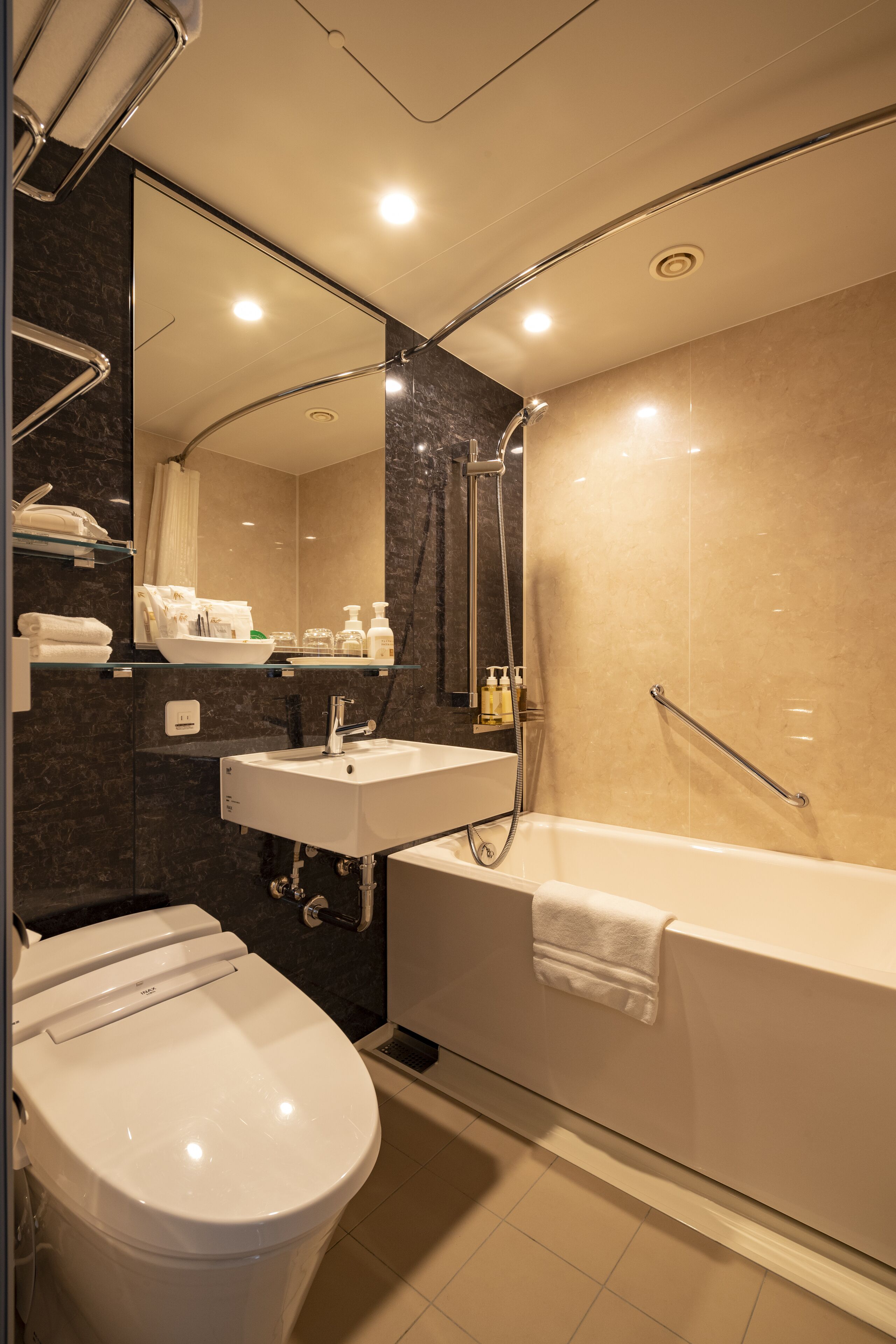 combined shower/bathtub, deep-soaking bathtub, free toiletries