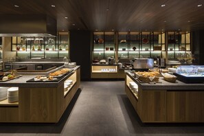 3 restoran, sarapan, makan tengah hari dihidangkan; masakan antarabangsa